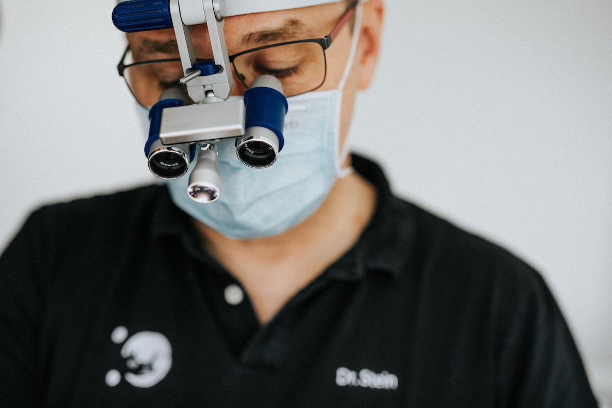 Minimalinvasive Implantologie mit Lupenbrille und gewebeschonender Technik